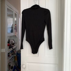 SHEIN Ribbed Lettuce-Edge Mock Neck Bodysuit in black. Size medium. Never worn!